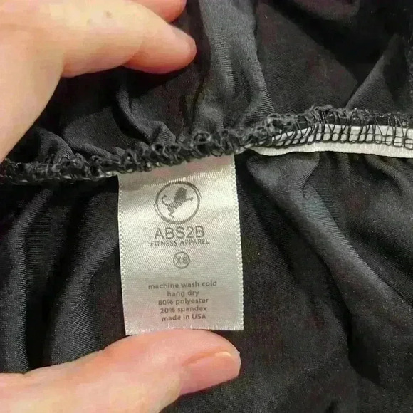 Metallic Mermaid Scruch Booty Capri Leggings - Picture 6 of 7